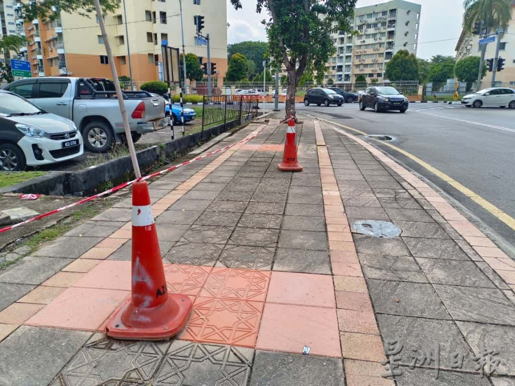 (古城封面副文)马六甲拉也人行道被树根破坏 当局派员清理树根重铺地砖