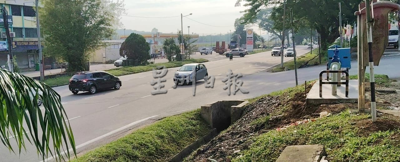 **已签发**柔：第二版头：民生特工队〡古来21哩大路车祸频仍 　商民促当局改善危险路段