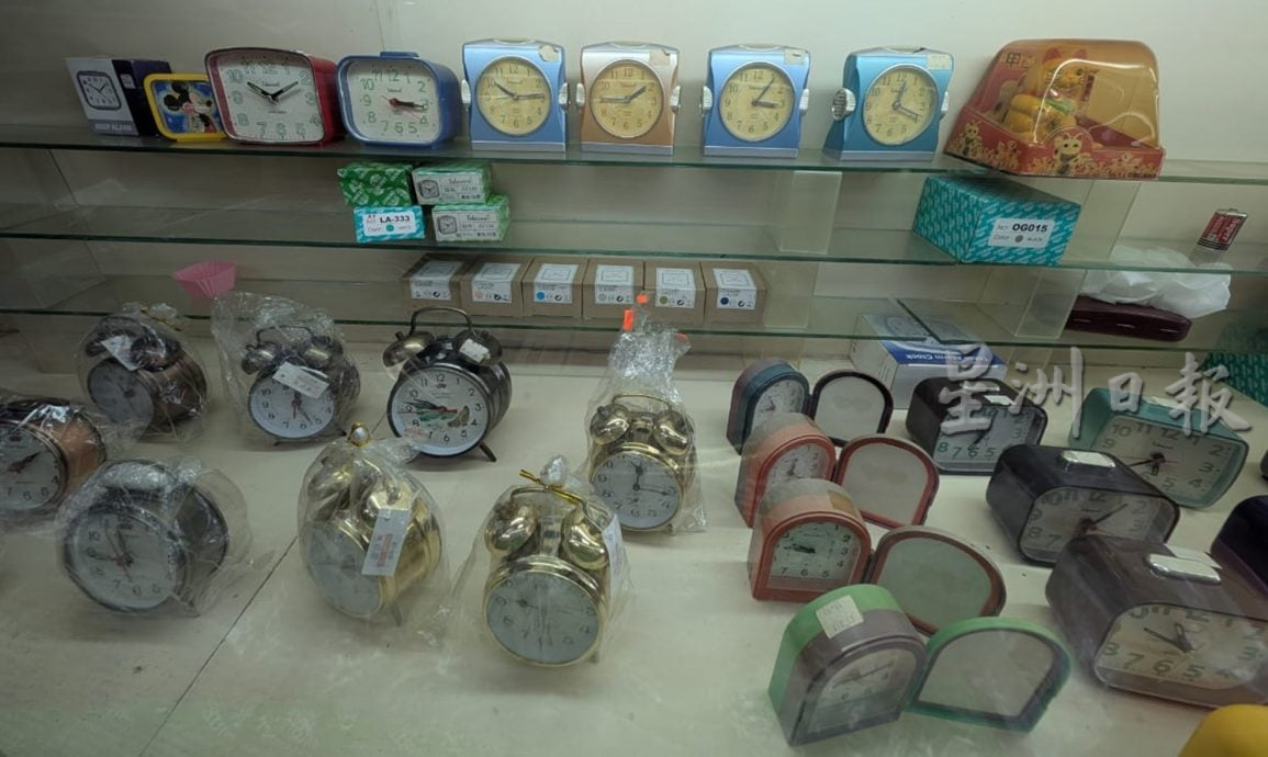 霹：15日见报∕封底主文∕老店寻踪｜华新兄弟钟表笔行