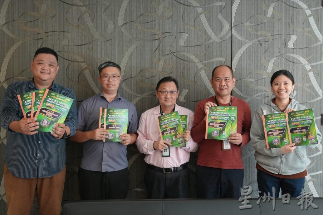 (古城第七版主文)星洲日报“爱华文”工委会助力SPM考生 免费派发华文科与华文文学科历年考题