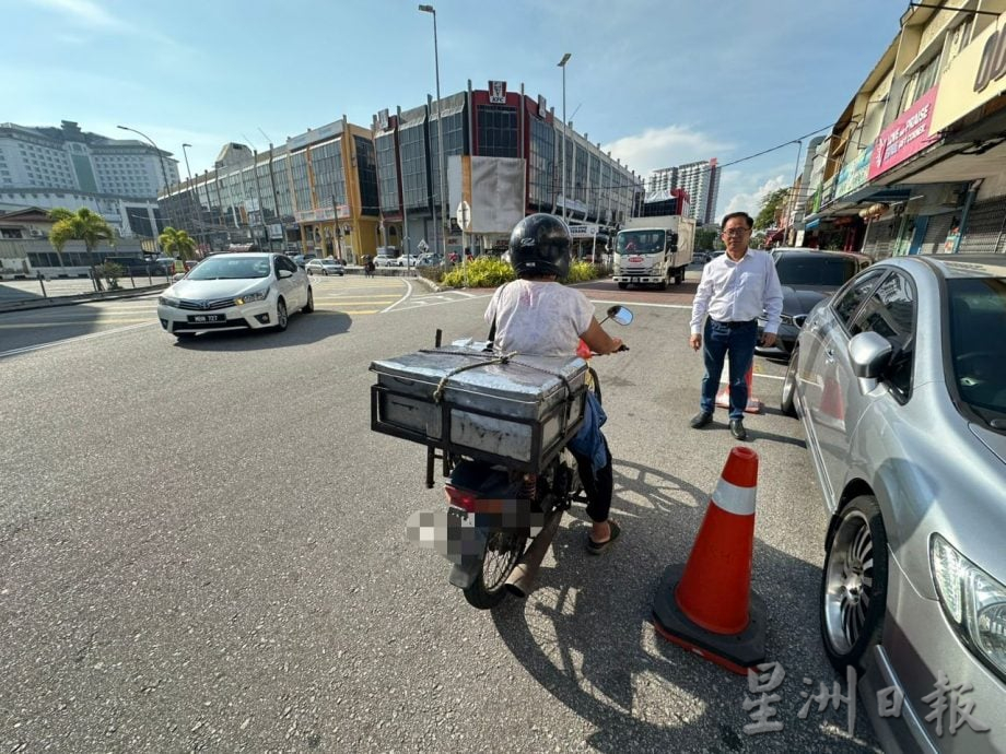 (古城封面主文)摩托车脚车骑士逆行行驶 威胁公路使用者的安全