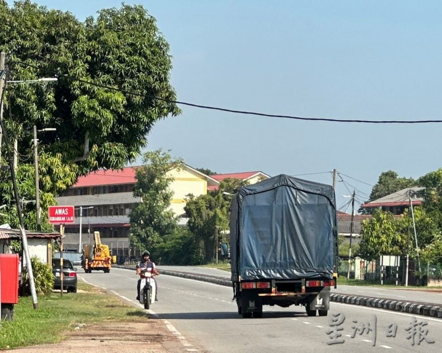 (古城封面主文)摩托车脚车骑士逆行行驶 威胁公路使用者的安全
