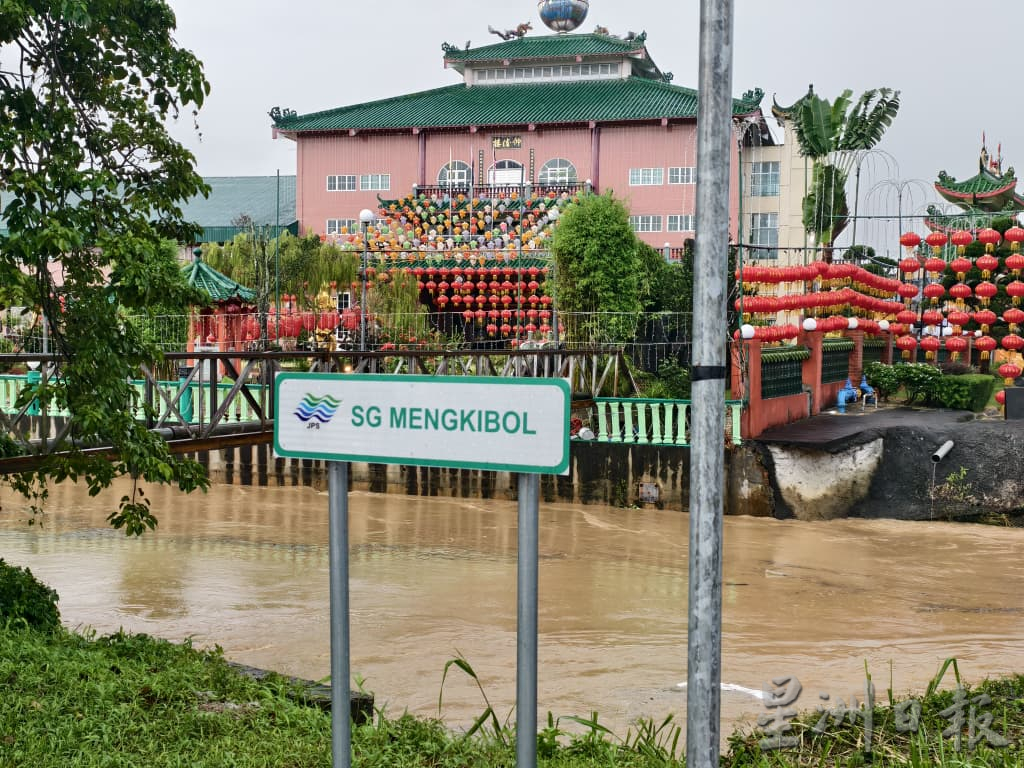 **已签发**柔:銮午间豪雨水位暴涨 中华一二小校园积水