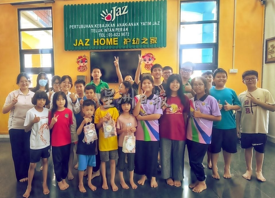 单亲父泪送儿女入Jaz 三姐弟开始过新生活