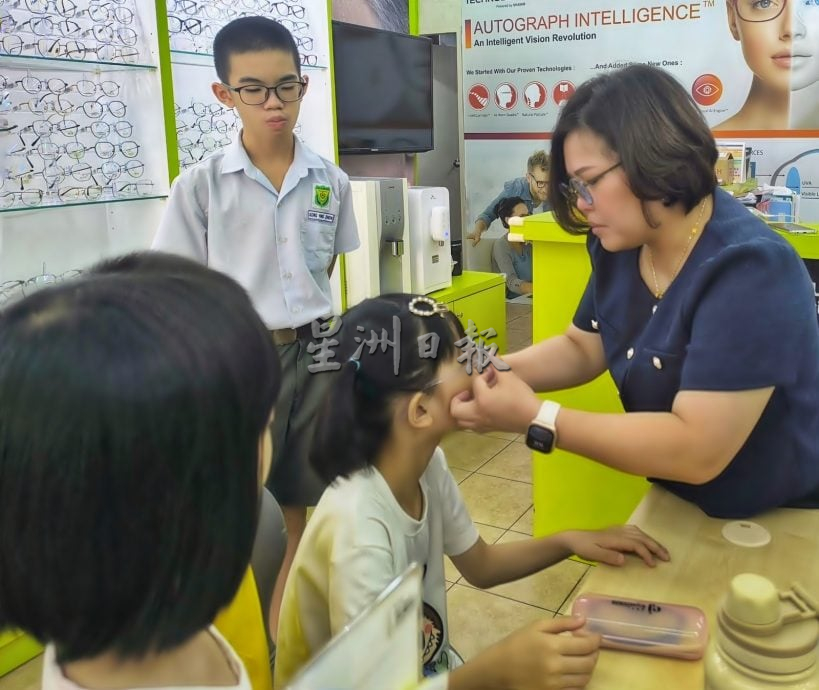 单亲父泪送儿女入Jaz 三姐弟开始过新生活