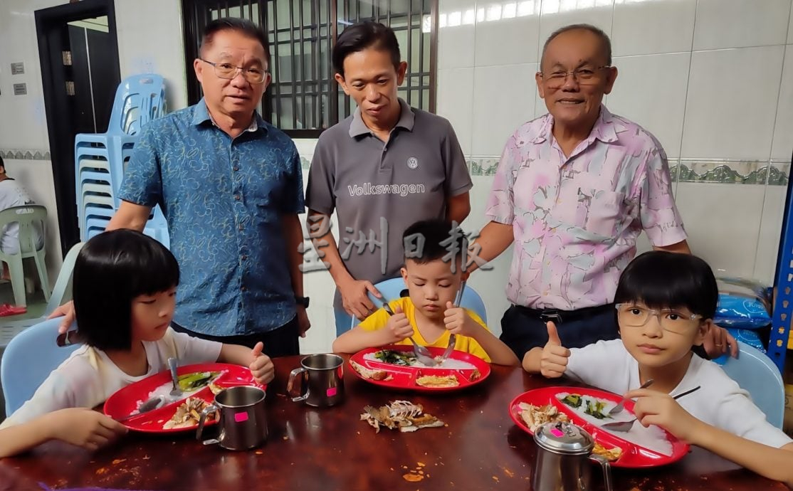 单亲父泪送儿女入Jaz 三姐弟开始过新生活