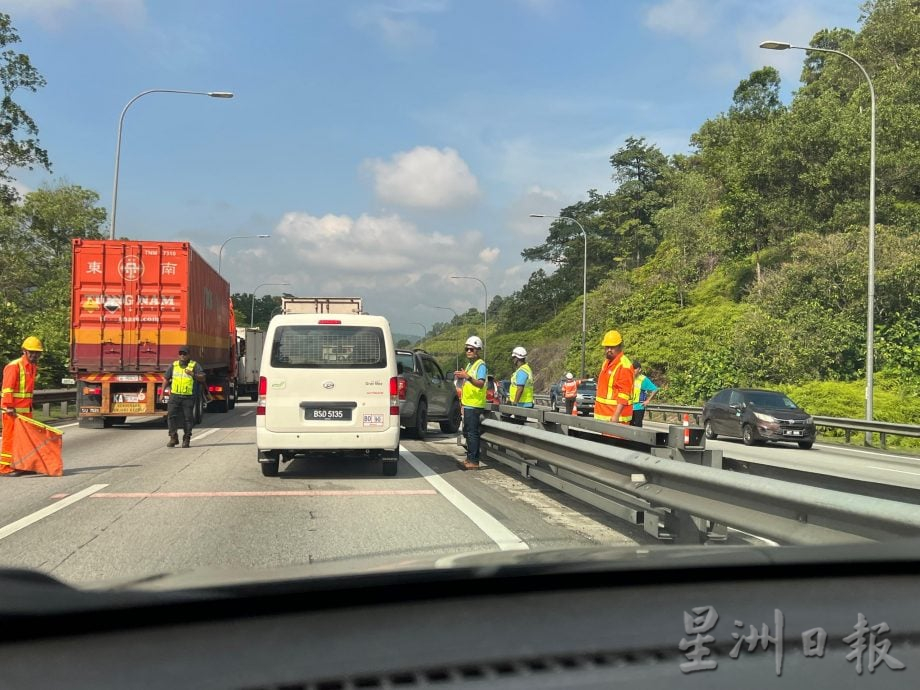 美诺拉隧道往江沙 集装罗里翻覆大堵车