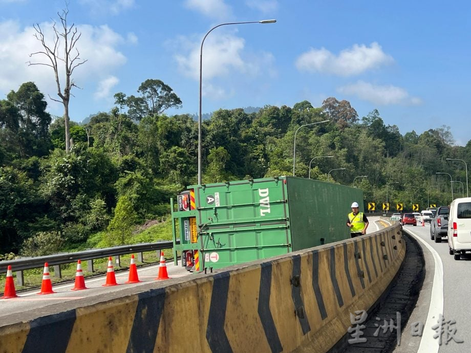 美诺拉隧道往江沙 集装罗里翻覆大堵车