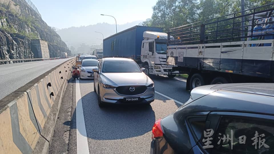 美诺拉隧道往江沙 集装罗里翻覆大堵车