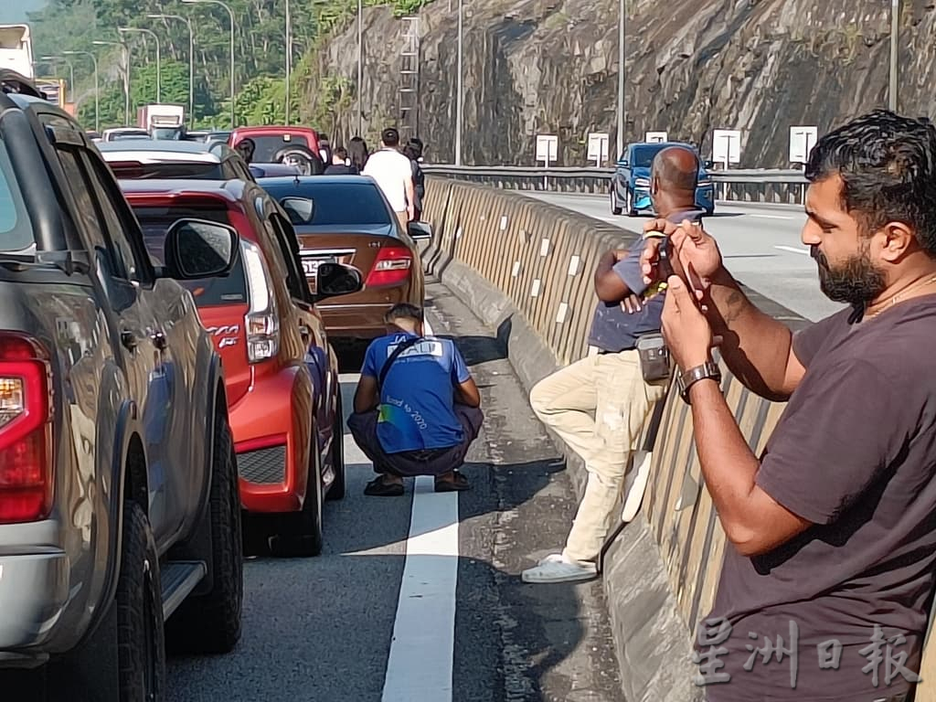 美诺拉隧道往江沙 集装罗里翻覆大堵车