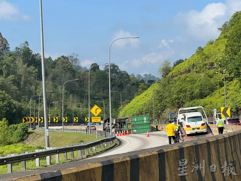 美诺拉隧道往江沙 集装罗里翻覆大堵车