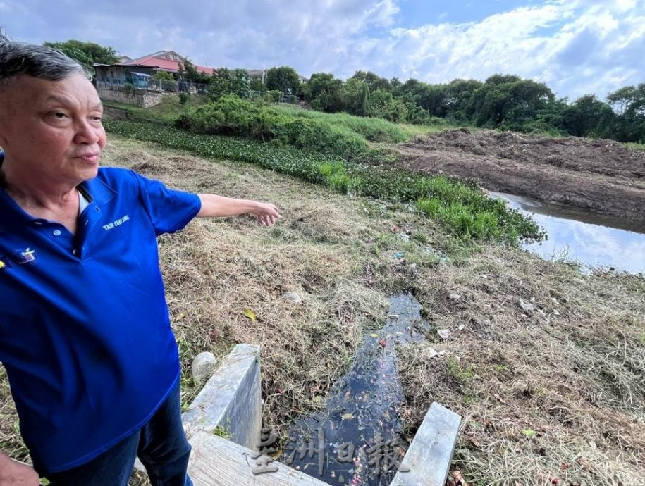 （古城封面副文）陈志成：清理排水沟浮萍与杂草，确保水流顺畅及避免野生动物潜伏