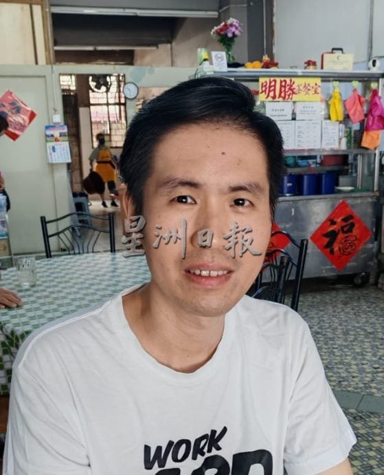 东：（已签发）担心接罚单商家抢购禁烟告示牌