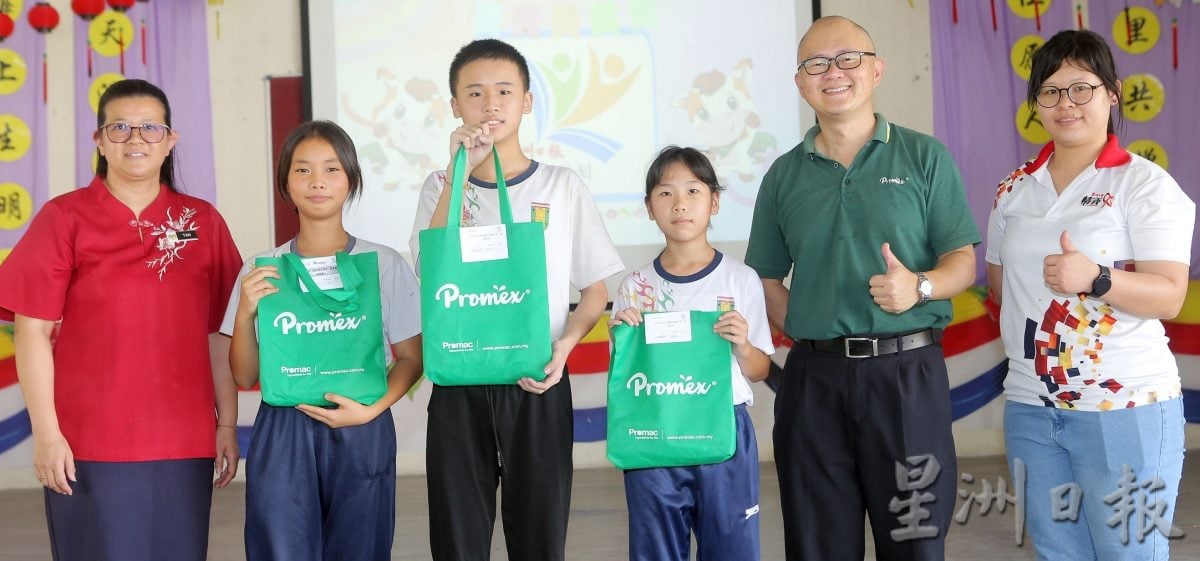 阅报计划“有奖填字游戏”走入2校 学生踊跃抢答气氛热烈