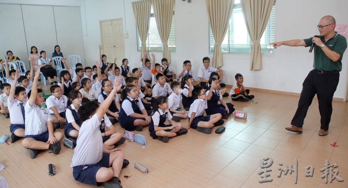 阅报计划“有奖填字游戏”走入2校 学生踊跃抢答气氛热烈