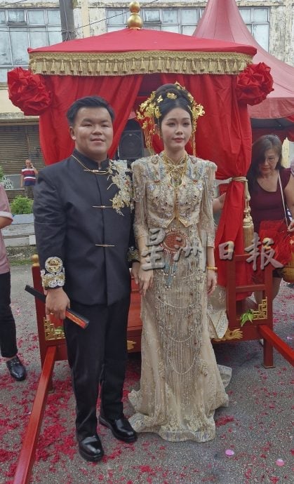 （已签发）柔：哥打新人花轿迎亲   为现代婚礼融入先辈仪式感   