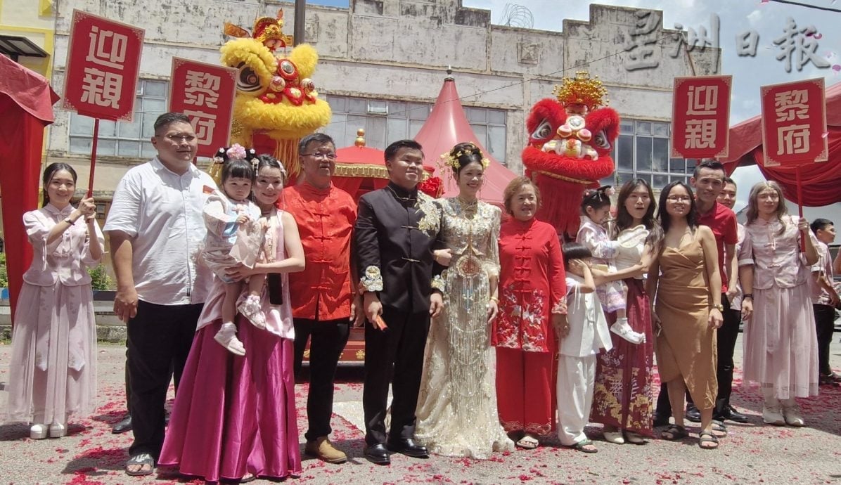 （已签发）柔：哥打新人花轿迎亲   为现代婚礼融入先辈仪式感   