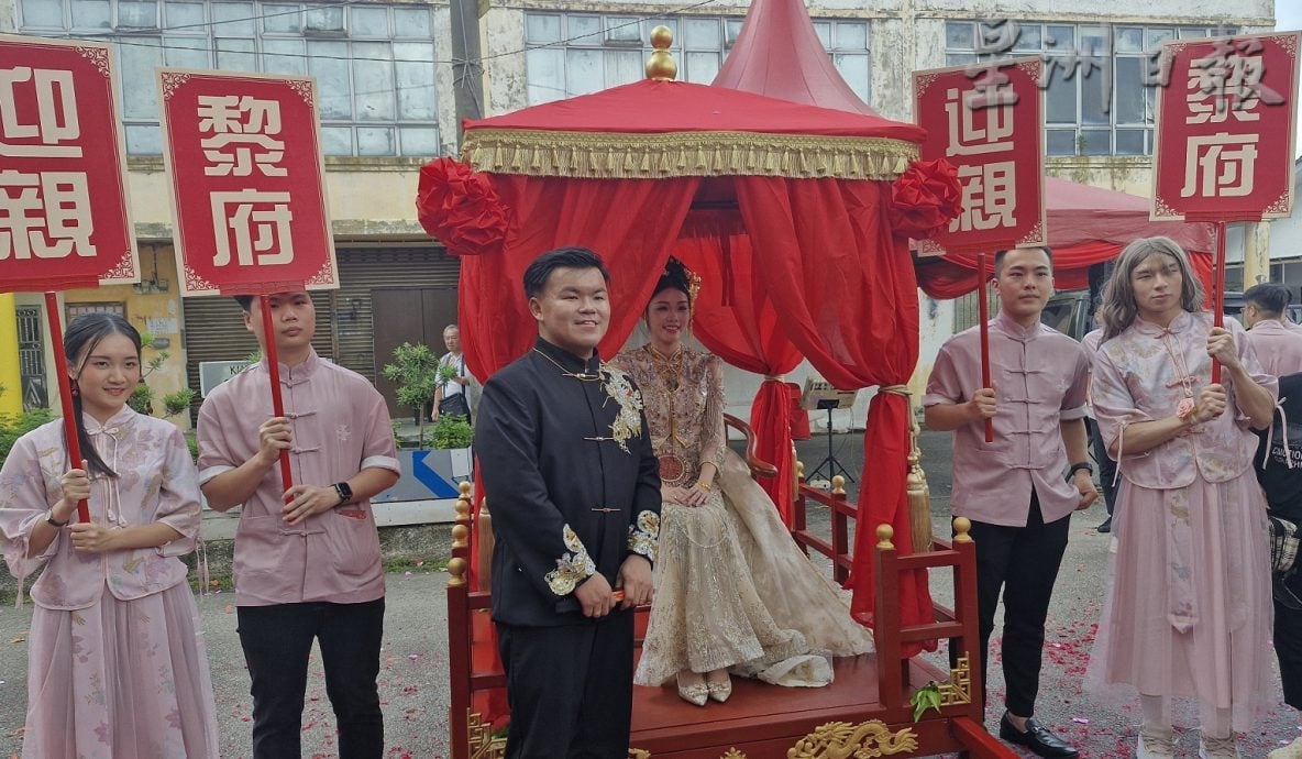 （已签发）柔：哥打新人花轿迎亲   为现代婚礼融入先辈仪式感   