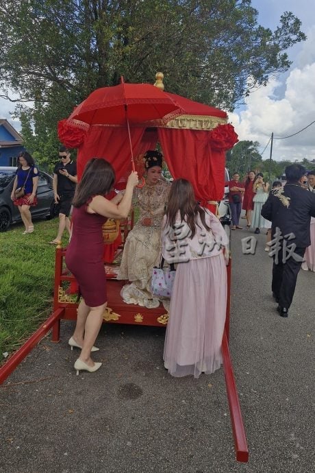 （已签发）柔：哥打新人花轿迎亲   为现代婚礼融入先辈仪式感   