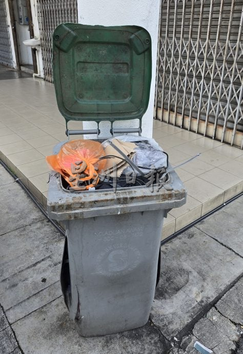 (古城第二版主文)一排11间店铺竟共用一垃圾桶 衍生卫生问题