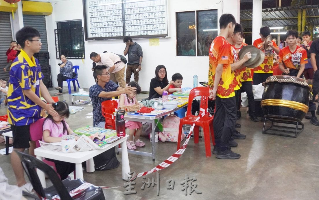 星角摄:小朋友参加填色赛,有趣画面逗人笑