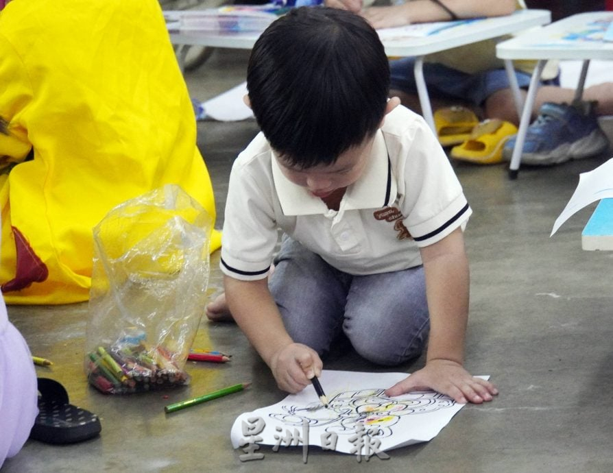 星角摄:小朋友参加填色赛,有趣画面逗人笑