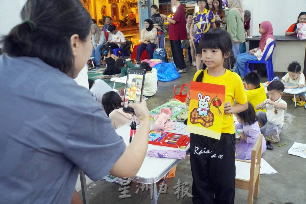 星角摄:小朋友参加填色赛,有趣画面逗人笑