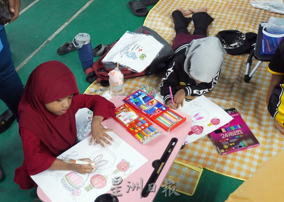 星角摄:小朋友参加填色赛,有趣画面逗人笑