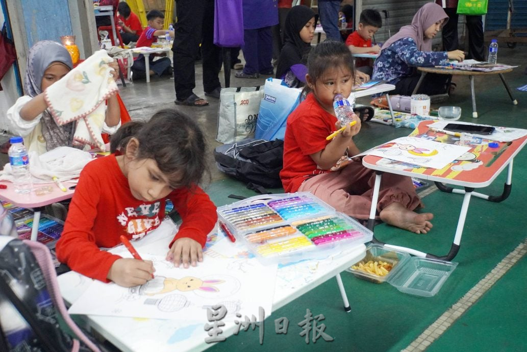 星角摄:小朋友参加填色赛,有趣画面逗人笑