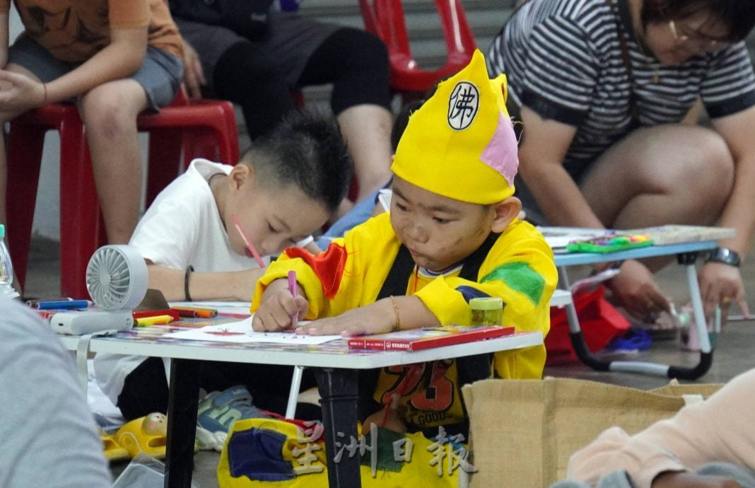 星角摄:小朋友参加填色赛,有趣画面逗人笑