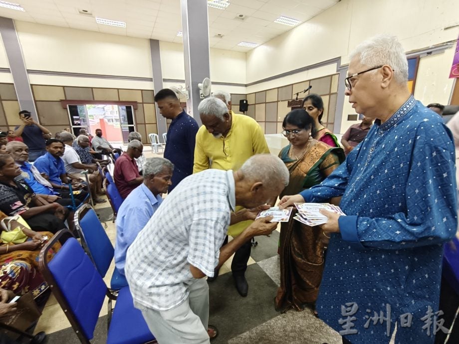 东:百乐国会议员依斯迈沙比利派屠妖节援助金350人受惠