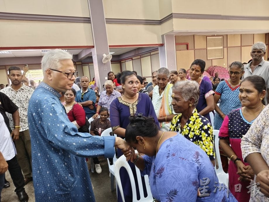 东:百乐国会议员依斯迈沙比利派屠妖节援助金350人受惠