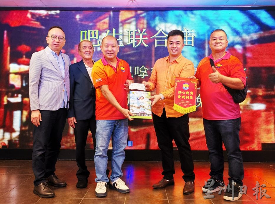 可做版头//大都会:巴生联合庙60周年神诞千秋晚宴,筹款2万5967令吉给直落昂利民华小建校金。