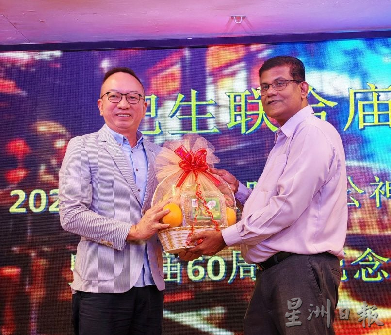 可做版头//大都会:巴生联合庙60周年神诞千秋晚宴,筹款2万5967令吉给直落昂利民华小建校金。