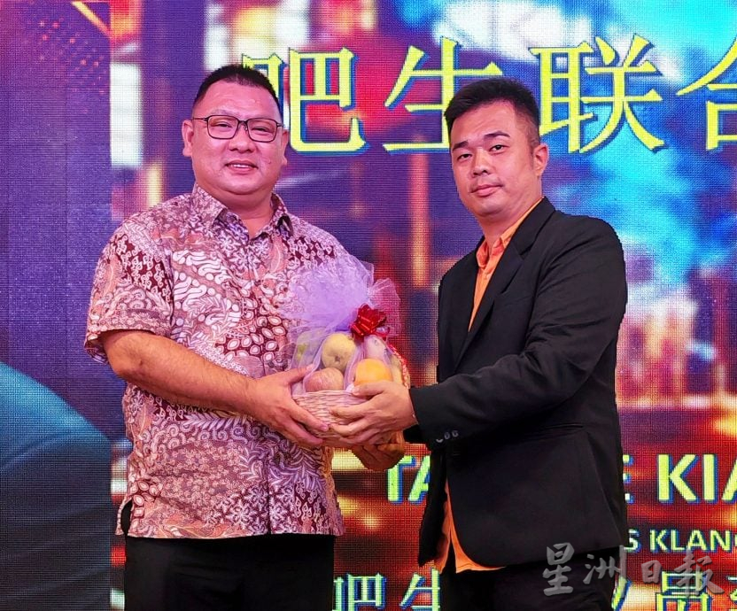 可做版头//大都会:巴生联合庙60周年神诞千秋晚宴,筹款2万5967令吉给直落昂利民华小建校金。