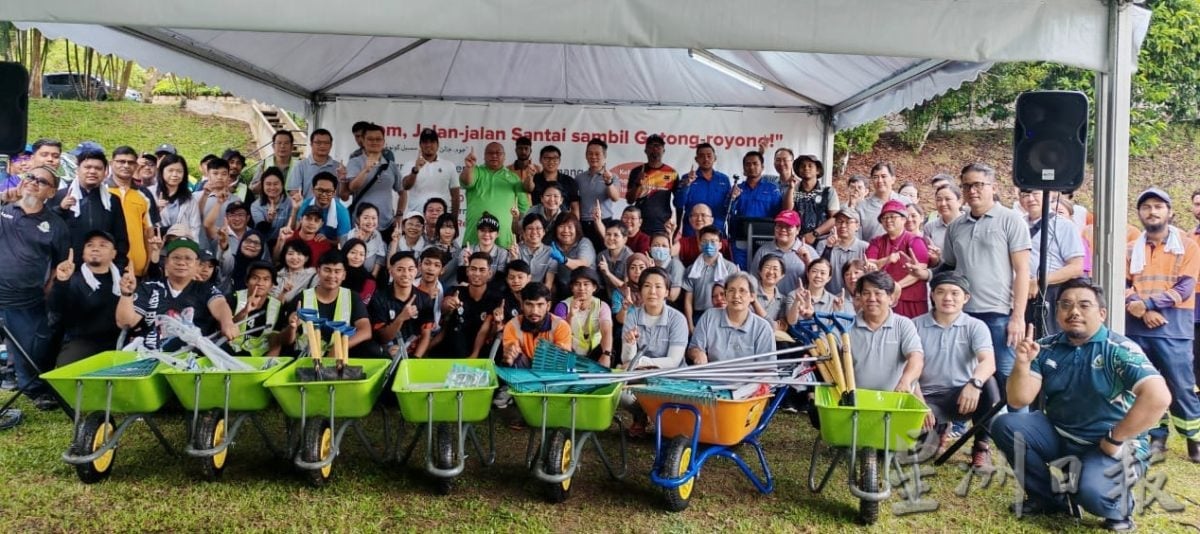 东:(已签发)120名志工情人瀑布路段大扫除