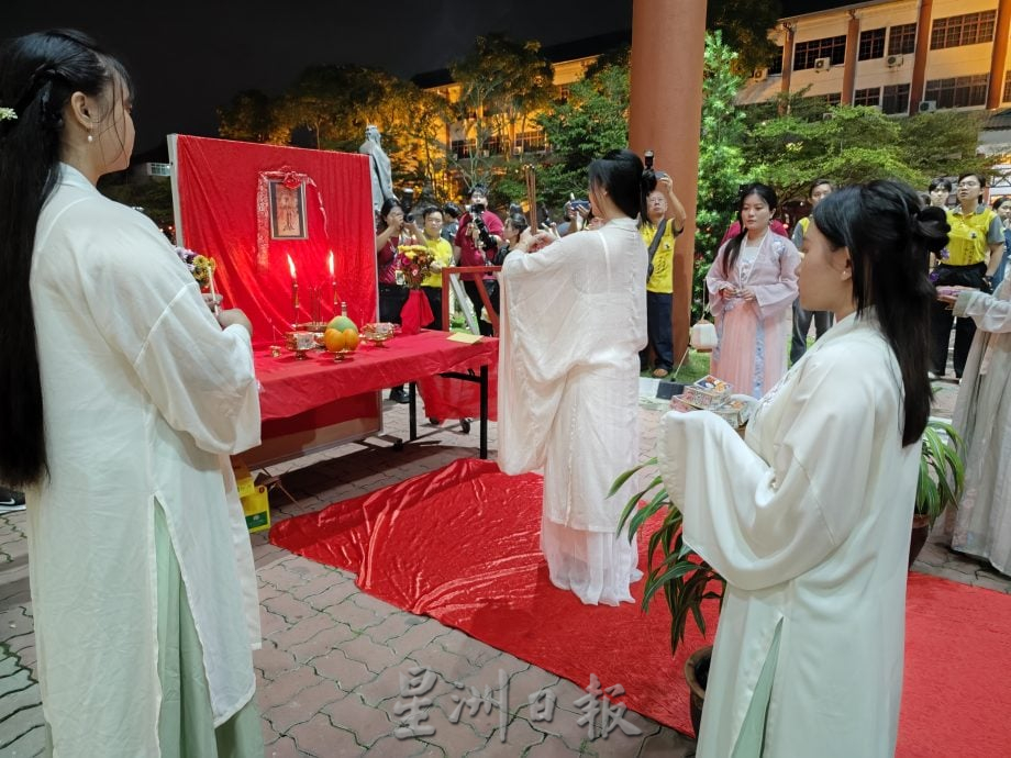 已签发 柔:校园版头:动员108名学生工委筹办,南方大学学院庆中秋展现学生领导力