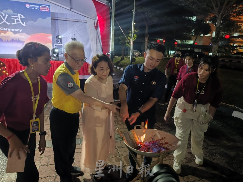已签发 柔:校园版头:动员108名学生工委筹办,南方大学学院庆中秋展现学生领导力