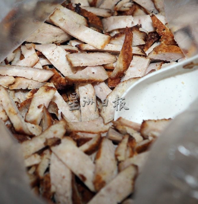 大霹雳封底主文/【人气美食】/文冬巴刹猪杂粥惹味 炸猪肠酥脆粥底带香
