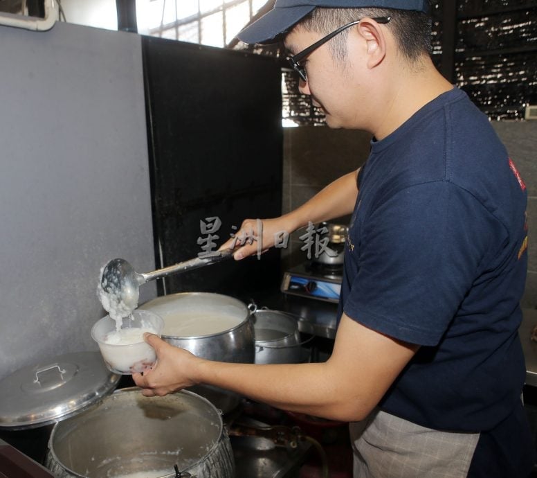 大霹雳封底主文/【人气美食】/文冬巴刹猪杂粥惹味 炸猪肠酥脆粥底带香