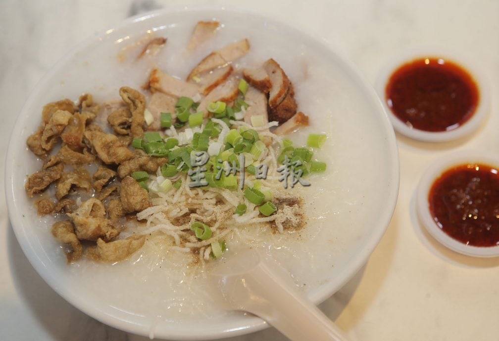 大霹雳封底主文/【人气美食】/文冬巴刹猪杂粥惹味 炸猪肠酥脆粥底带香