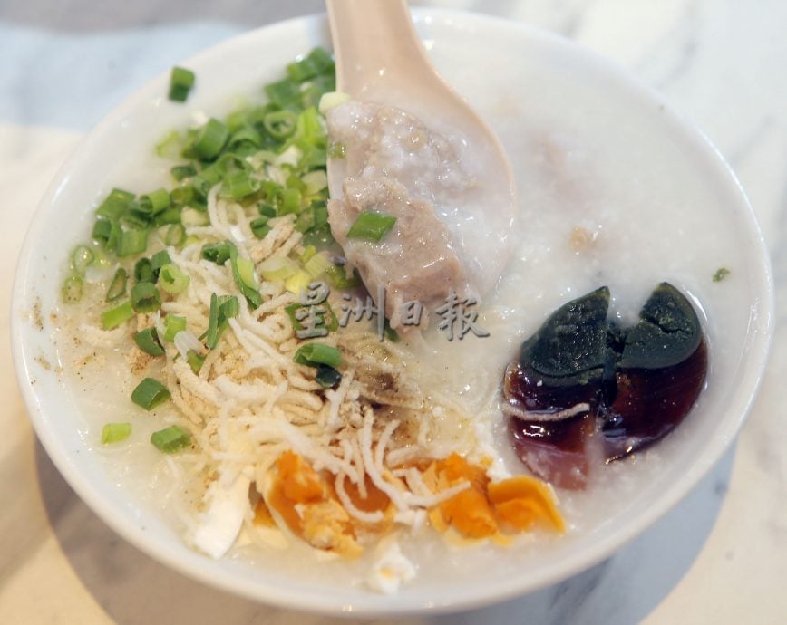 大霹雳封底主文/【人气美食】/文冬巴刹猪杂粥惹味 炸猪肠酥脆粥底带香