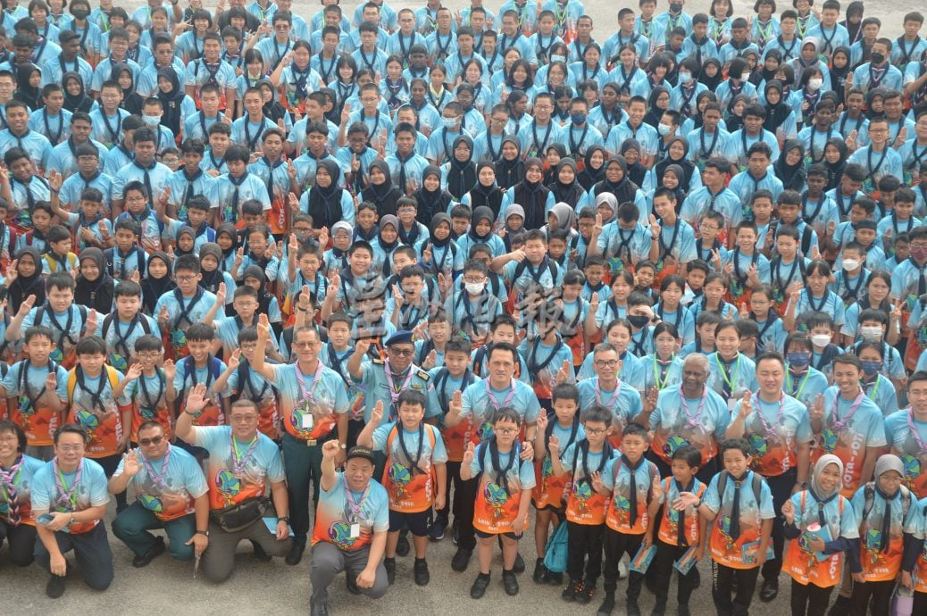 禁学生使用手机如“开倒车”  吴俊益：治标不治本