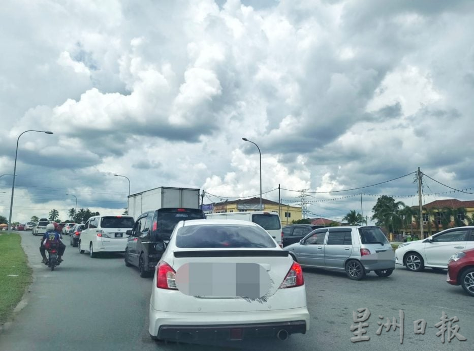 东：十号联邦公路铺路开放单道引起堵车