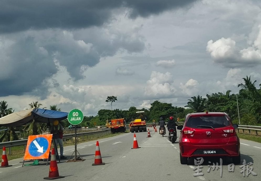 东：十号联邦公路铺路开放单道引起堵车