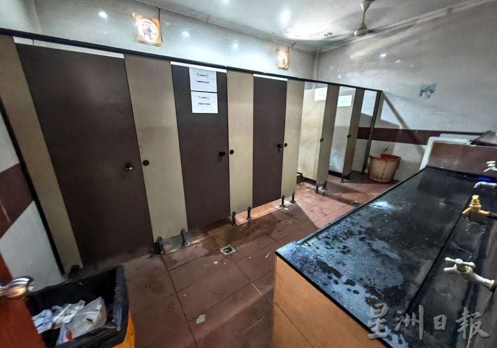 李三路小贩中心卫生恶化,承包商换了又换仍无改善