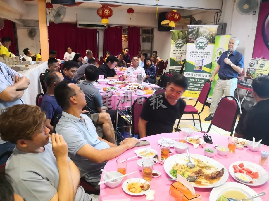 东：叶秋德，榴莲食家