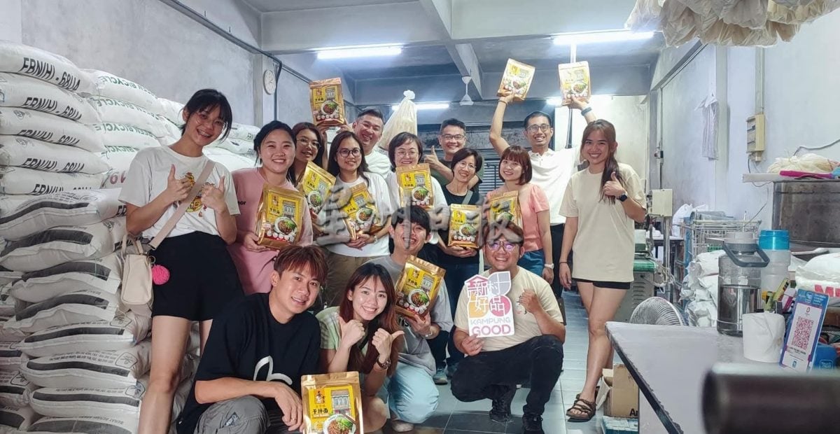 待上网【新村美化动起来】★10月21日刊登／大霹雳封底主文／／数代人默默耕耘一步一脚印 30年打造爱大华新村辉煌  30年打造爱大华新村辉煌 