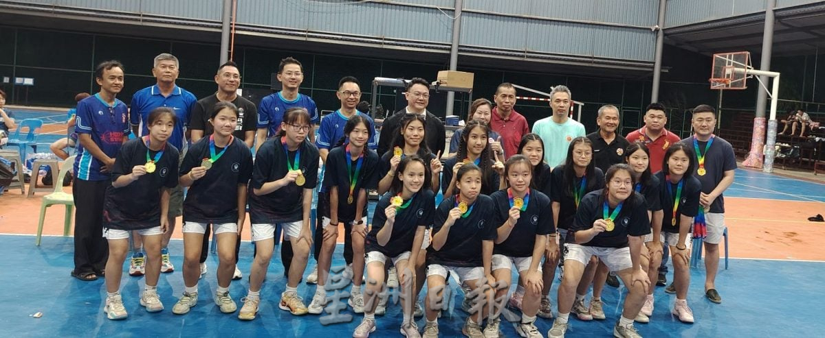全彭15岁及以下男女篮球锦标赛，劳勿队男子组及金马仑队女子组技高一筹夺得此次赛会冠军。