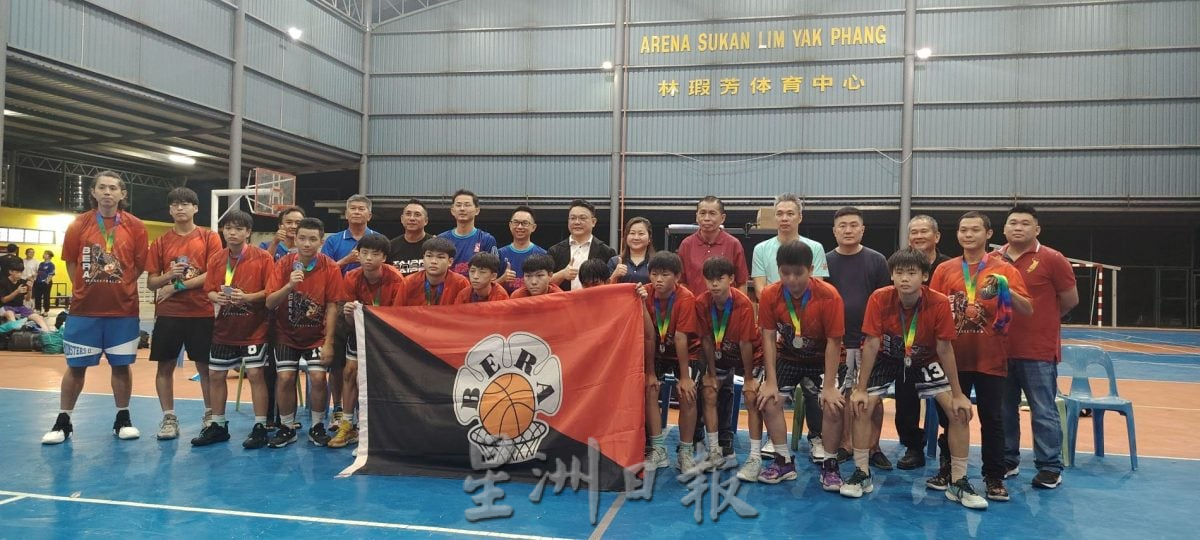 全彭15岁及以下男女篮球锦标赛，劳勿队男子组及金马仑队女子组技高一筹夺得此次赛会冠军。